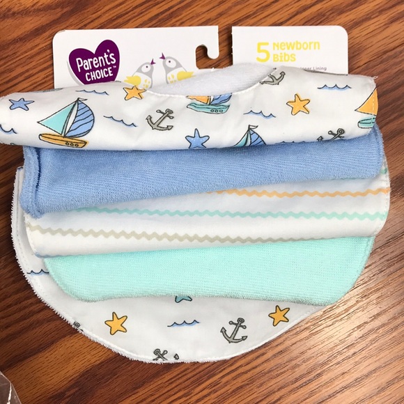 Newborn baby bundle. Includes onesies and bibs - Picture 3 of 3
